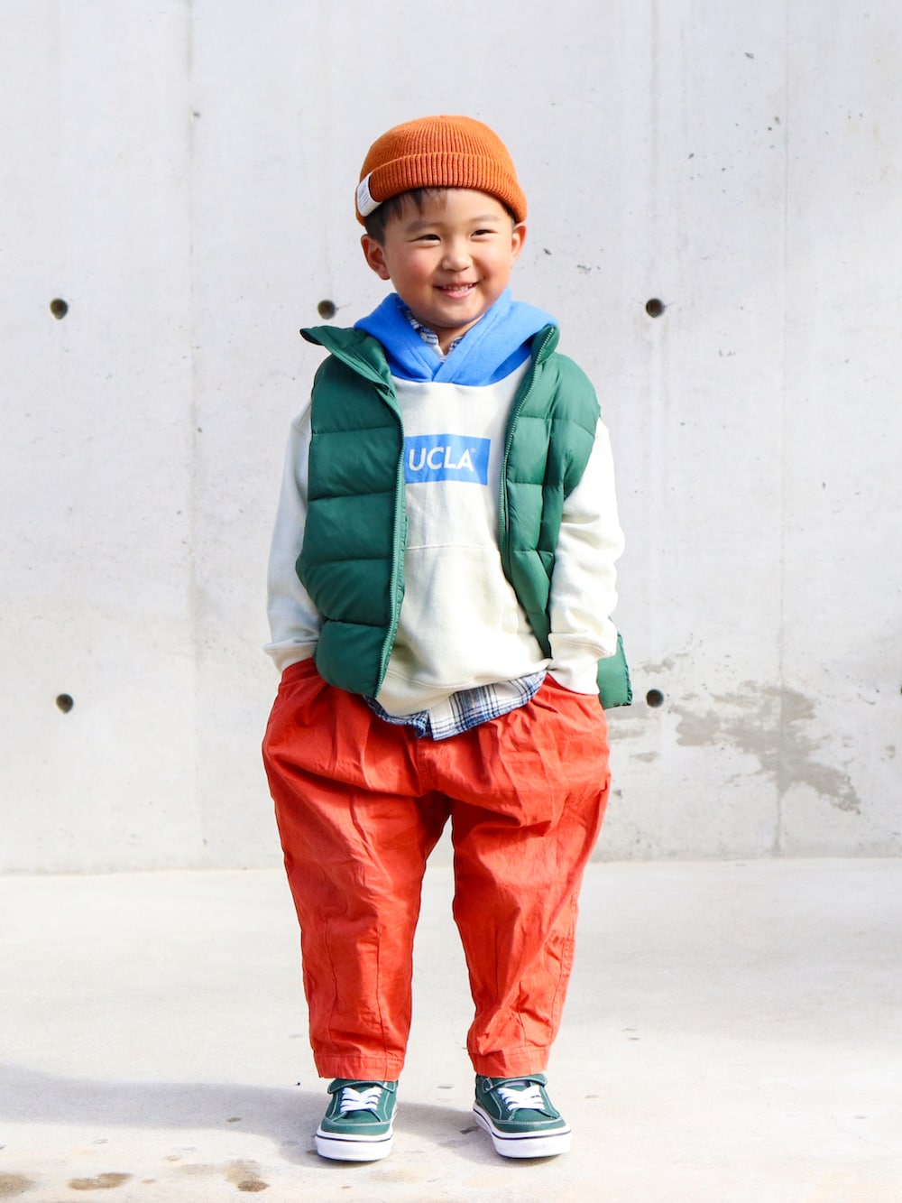 ホワイト系のパーカー、ブルー系のシャツ/ブラウス、グリーン系のダウンベストを着用したキッズの冬コーディネートの2枚目の写真