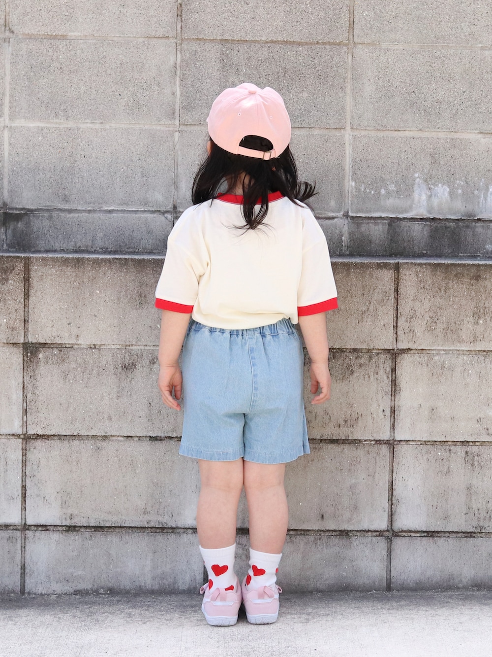 レッド系のTシャツ/カットソー、ブルー系のその他パンツ、ピンク系のスニーカーを着用したキッズの春コーディネートの4枚目の写真