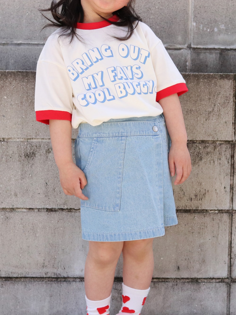 レッド系のTシャツ/カットソー、ブルー系のその他パンツ、ピンク系のスニーカーを着用したキッズの春コーディネートの5枚目の写真