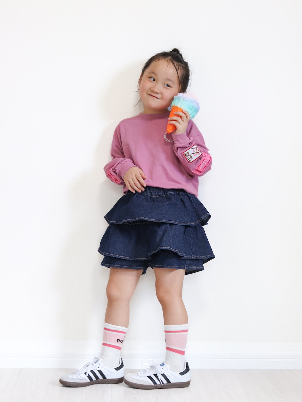 ホワイト系のスニーカー、ピンク系のTシャツ/カットソー、ブルー系のデニムパンツを着用したキッズの秋コーディネートの2枚目の写真