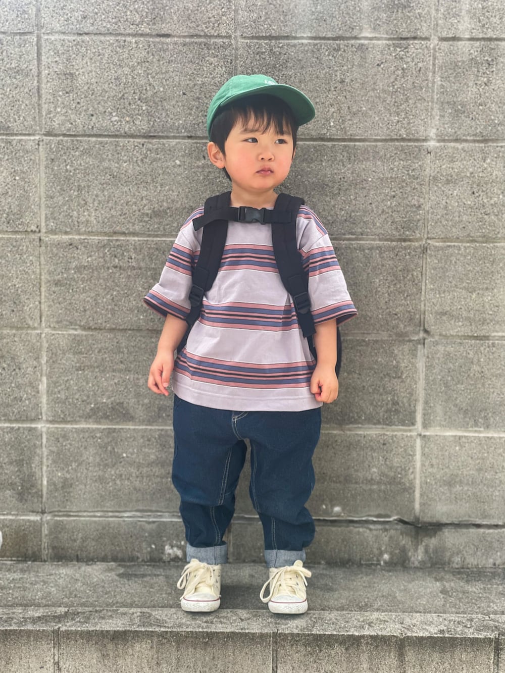 パープル系のTシャツ/カットソー、ブルー系のデニムパンツ、ホワイト系のスニーカーを着用したキッズの春コーディネートの5枚目の写真