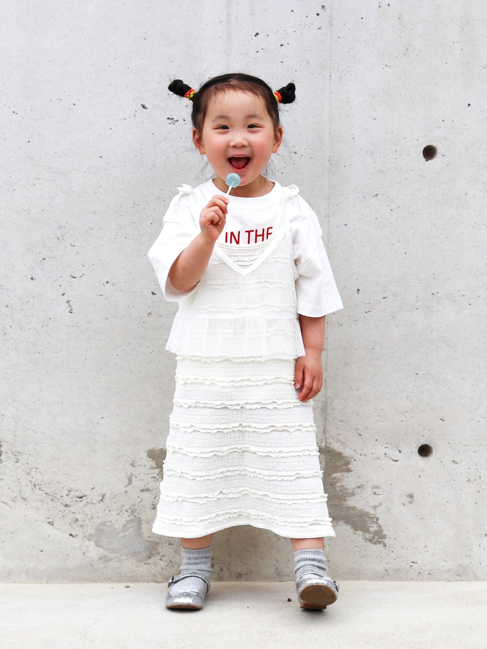 ホワイト系のTシャツ/カットソー、ホワイト系のワンピース、ホワイト系のキャミソールを着用したキッズの春コーディネートの3枚目の写真