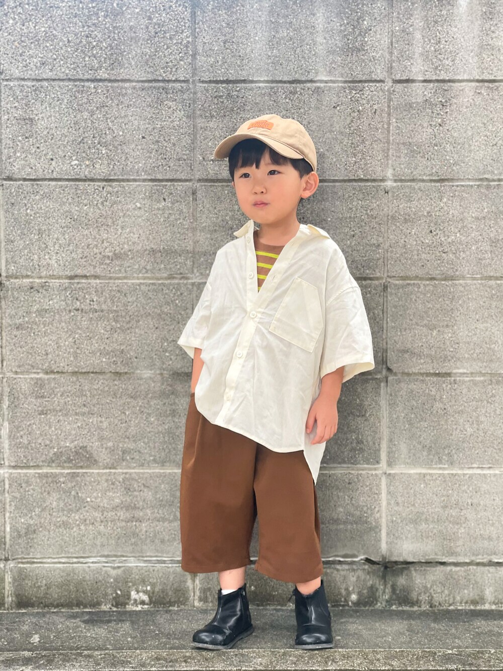 ホワイト系のシャツ/ブラウス、ブラウン系のTシャツ/カットソー、ブラウン系のパンツを着用したキッズの秋コーディネートの2枚目の写真