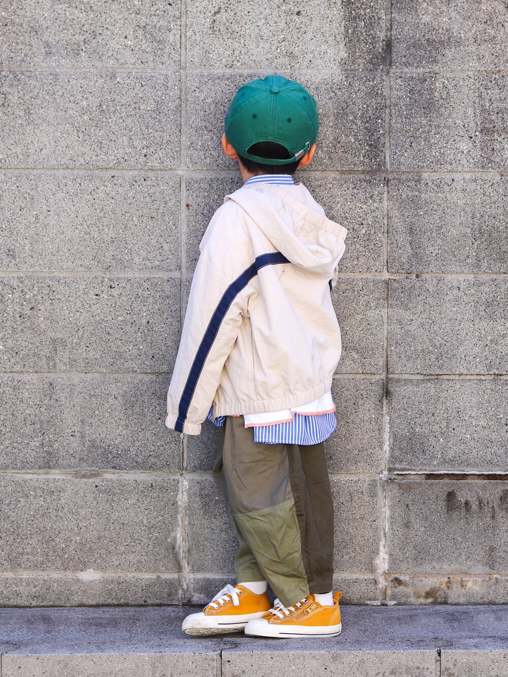 ベージュ系のナイロンジャケット、ブルー系のTシャツ/カットソー、ブルー系のシャツ/ブラウスを着用したキッズの冬コーディネートの3枚目の写真