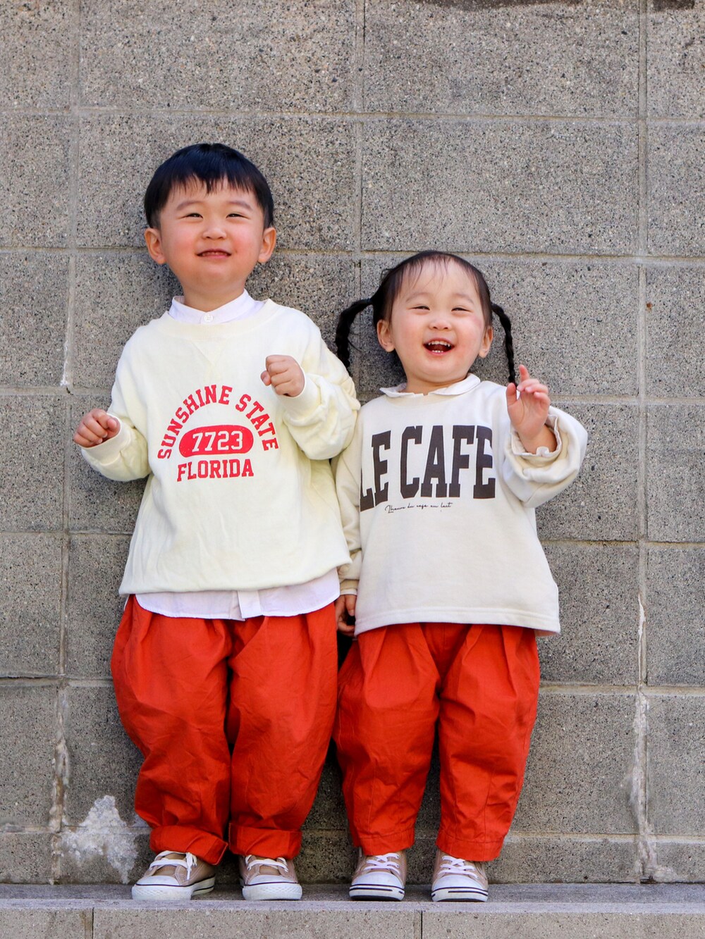 ホワイト系のスウェット、ホワイト系のシャツ/ブラウス、オレンジ系のその他パンツを着用したキッズの冬コーディネートの4枚目の写真