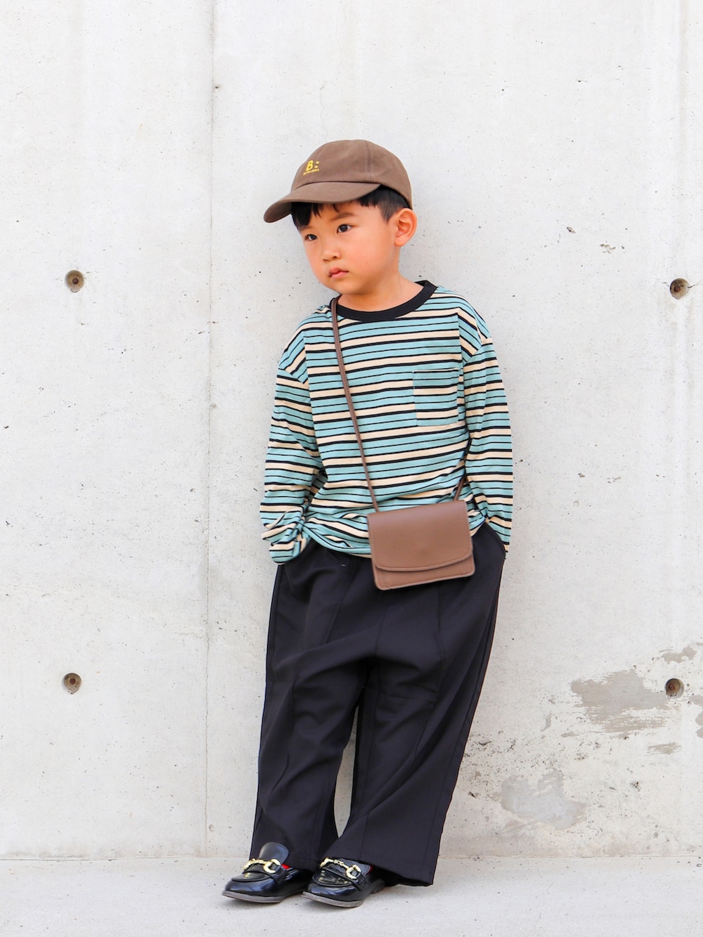 その他のTシャツ/カットソー、ブラック系のスラックス、ブラック系のローファーを着用したキッズの秋コーディネートの2枚目の写真