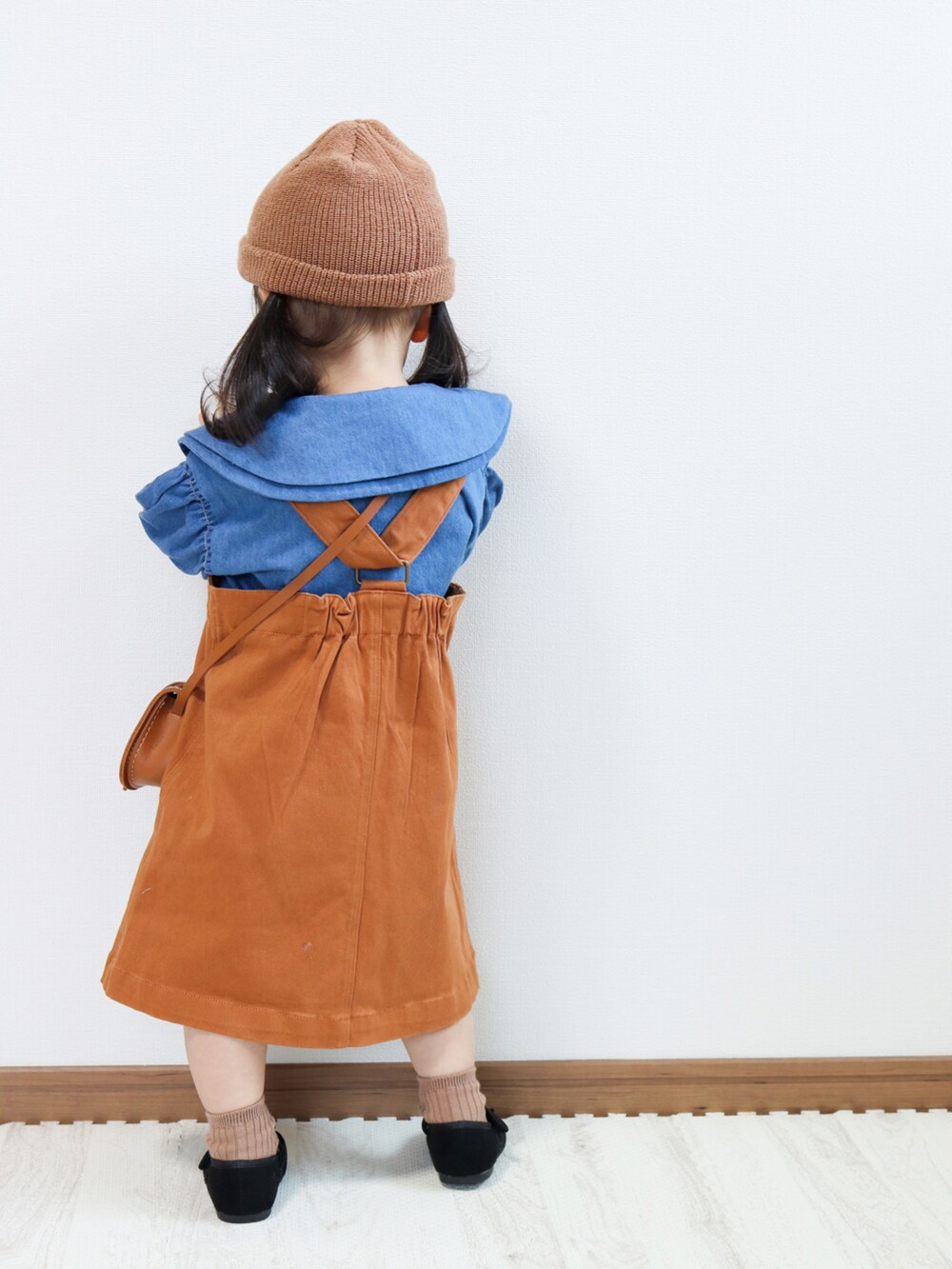 ブルー系のシャツ/ブラウス、イエロー系のジャンパースカート、ブラック系のその他シューズを着用したキッズの秋コーディネートの5枚目の写真