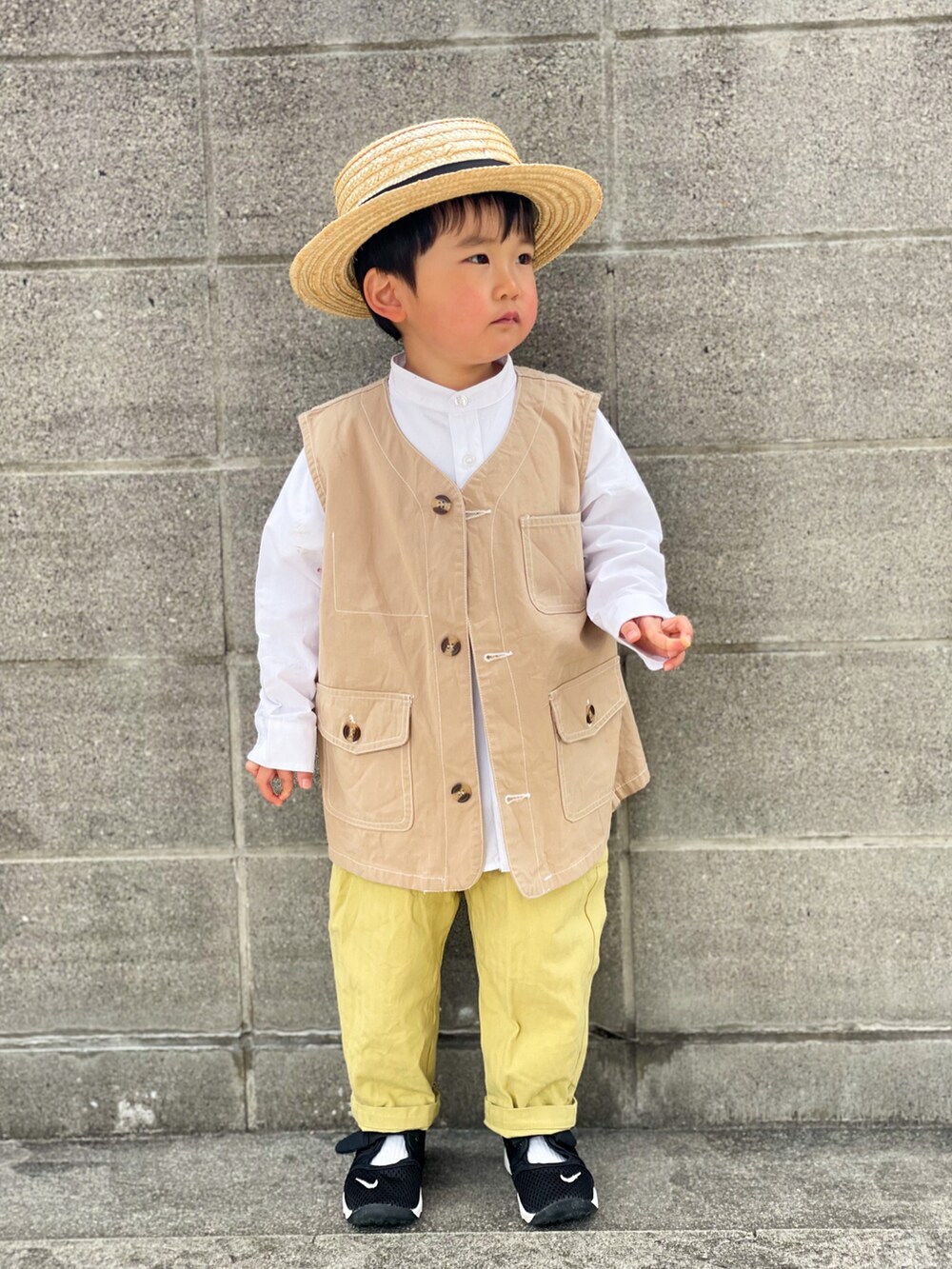 ホワイト系のシャツ/ブラウス、ベージュ系のベスト、イエロー系のその他パンツを着用したキッズの春コーディネートの2枚目の写真