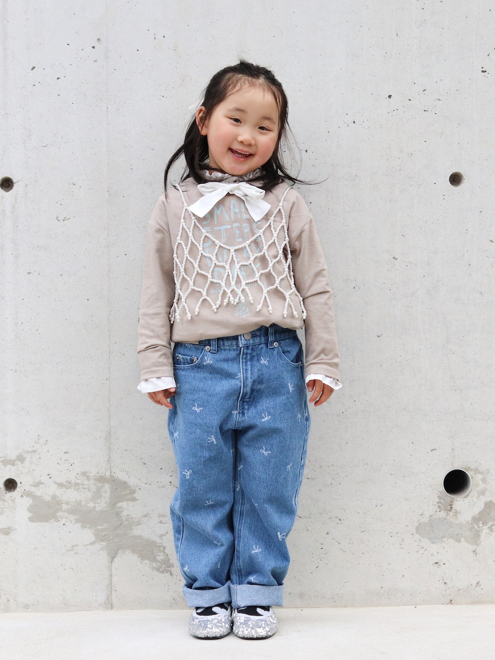 ベージュ系のTシャツ/カットソー、ホワイト系のシャツ/ブラウス、ブルー系のデニムパンツを着用したキッズの冬コーディネートの2枚目の写真