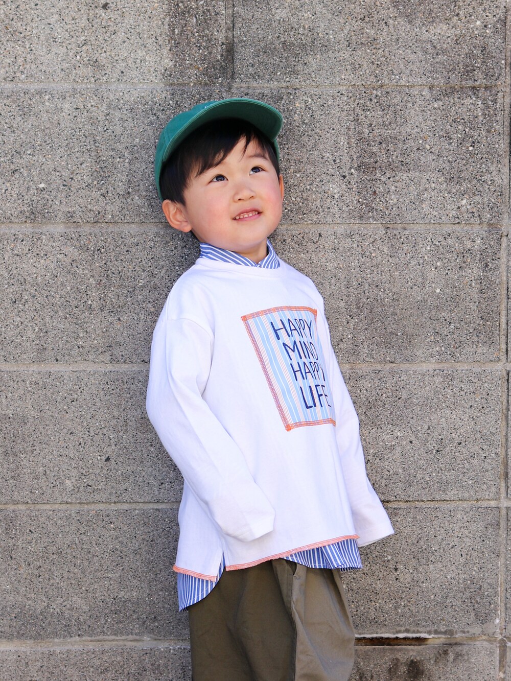 ベージュ系のナイロンジャケット、ブルー系のTシャツ/カットソー、ブルー系のシャツ/ブラウスを着用したキッズの冬コーディネートの4枚目の写真