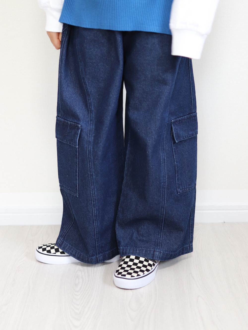 ブルー系のベスト、ブルー系のその他パンツ、ブルー系のショルダーバッグを着用したキッズの冬コーディネートの3枚目の写真