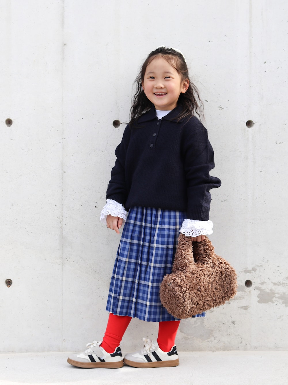 ホワイト系のTシャツ/カットソー、ホワイト系のスニーカー、その他のスカートを着用したキッズの秋コーディネートの2枚目の写真