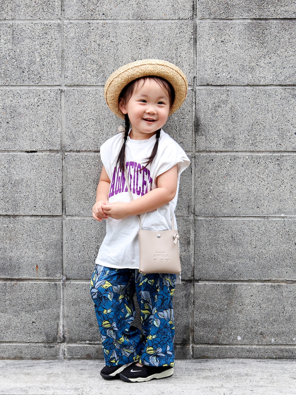 ホワイト系のTシャツ/カットソー、ブルー系のその他パンツ、ブラック系のスニーカーを着用したキッズの夏コーディネートの2枚目の写真