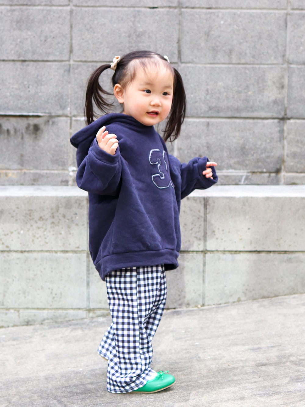 ブルー系のパーカー、その他のその他パンツ、グリーン系のバレエシューズを着用したキッズの冬コーディネートの3枚目の写真