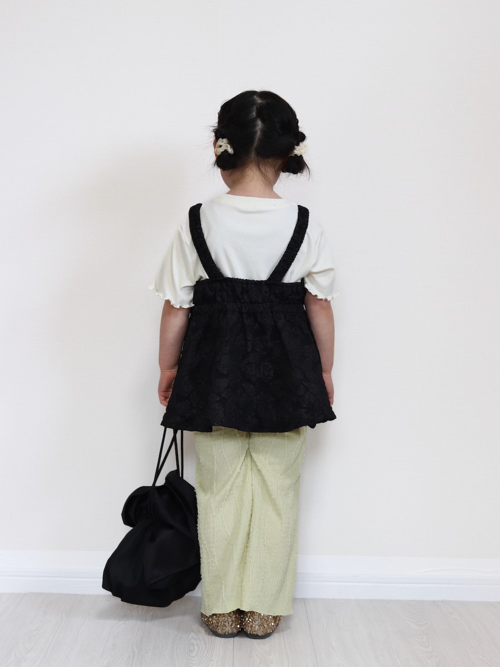 ブラック系のTシャツ/カットソー、グリーン系のその他パンツ、ブラック系のショルダーバッグを着用したキッズの春コーディネートの3枚目の写真