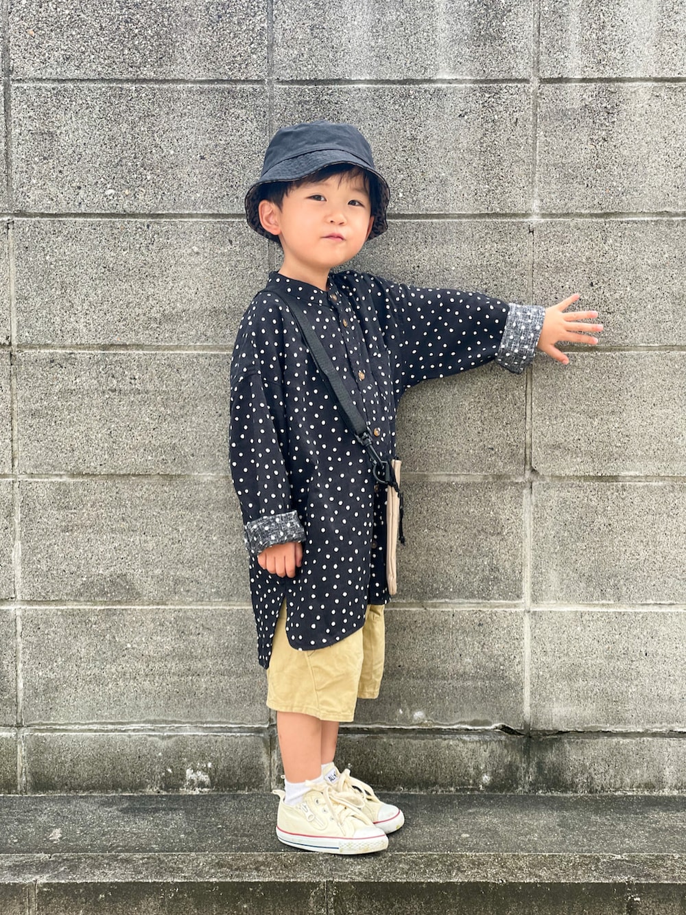 グレー系のシャツ/ブラウス、ベージュ系のパンツ、ホワイト系のスニーカーを着用したキッズの秋コーディネートの3枚目の写真