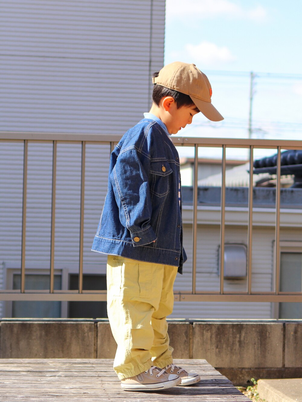 ブルー系のデニムジャケット、ブルー系のTシャツ/カットソー、ブルー系のTシャツ/カットソーを着用したキッズの冬コーディネートの3枚目の写真