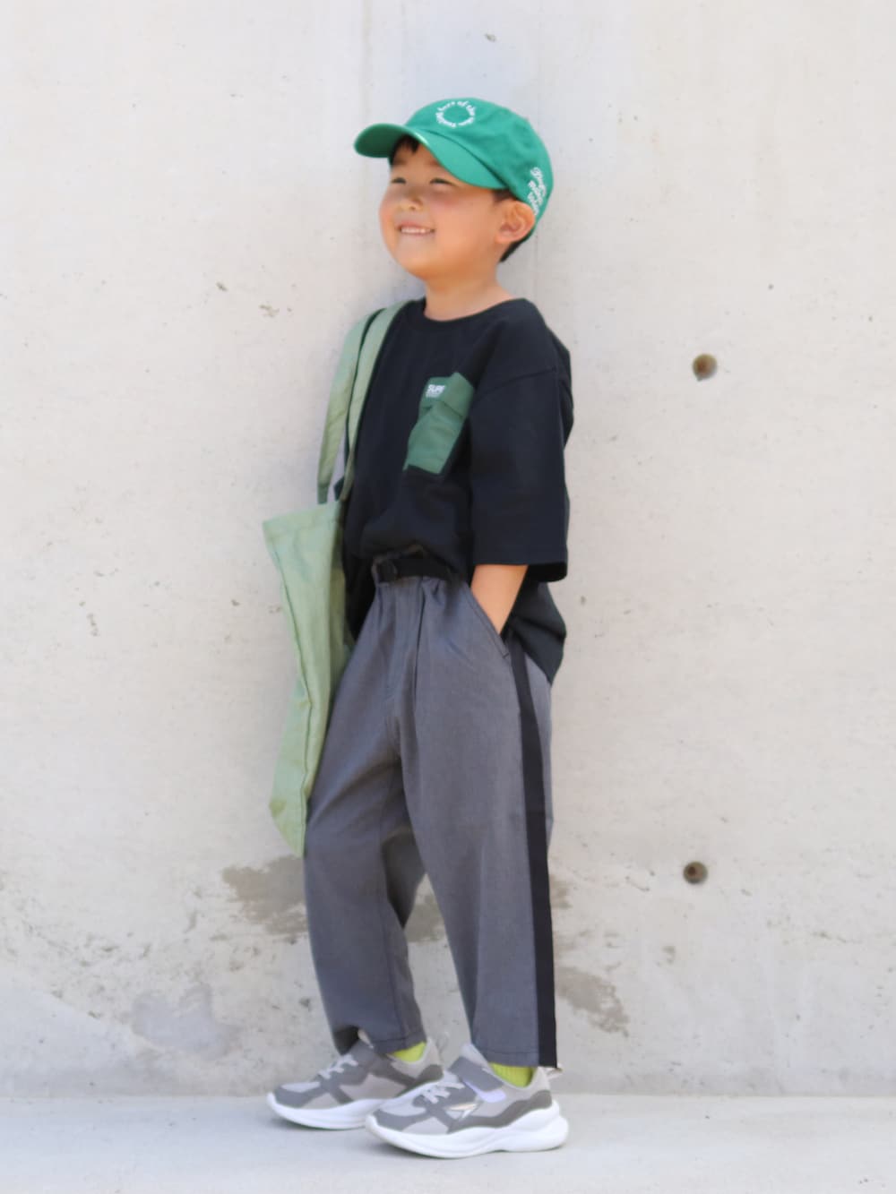 ブラック系のTシャツ/カットソー、グレー系のその他パンツ、グリーン系のトートバッグを着用したキッズの夏コーディネートの3枚目の写真