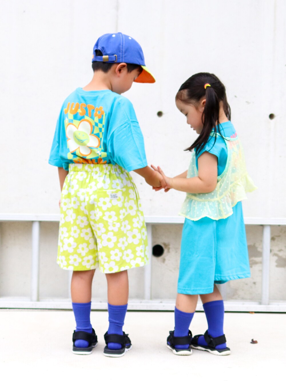 ブルー系のTシャツ/カットソー、グリーン系のその他パンツ、ブルー系のワンピースを着用したキッズの夏コーディネートの4枚目の写真