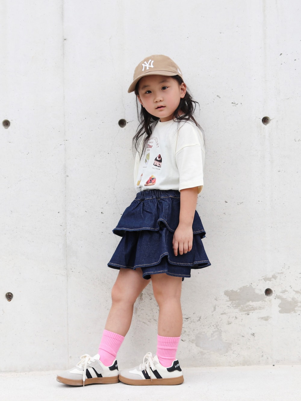 ホワイト系のスニーカー、ホワイト系のTシャツ/カットソー、ブルー系のデニムパンツを着用したキッズの夏コーディネートの3枚目の写真