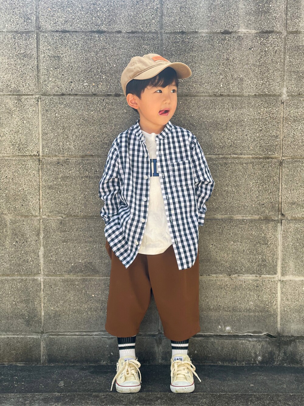 ブルー系のシャツ/ブラウス、ホワイト系のTシャツ/カットソー、ブラウン系のパンツを着用したキッズの秋コーディネートの3枚目の写真
