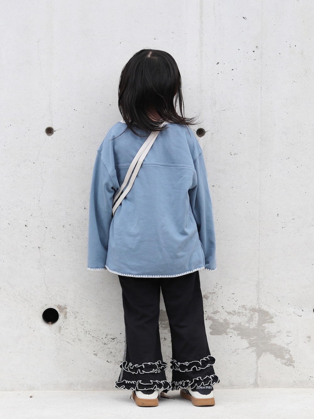 ブルー系のTシャツ/カットソー、ブラック系のスウェットパンツ、ホワイト系のスニーカーを着用したキッズの秋コーディネートの3枚目の写真