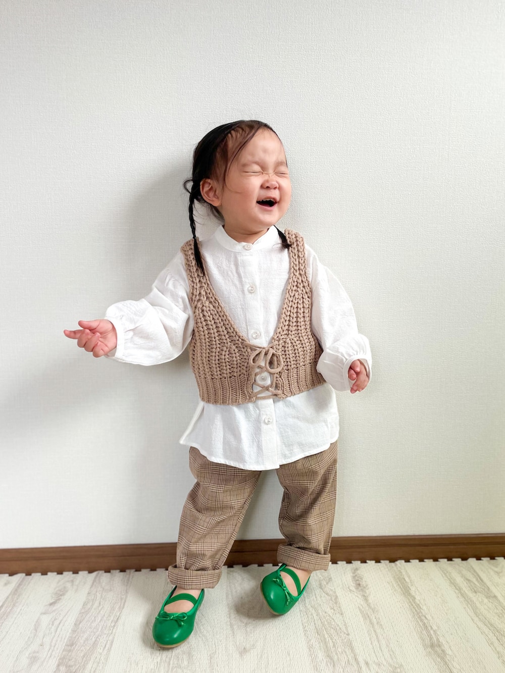 ホワイト系のシャツ/ブラウス、ベージュ系のパンツ、グリーン系のバレエシューズを着用したキッズの秋コーディネートの3枚目の写真