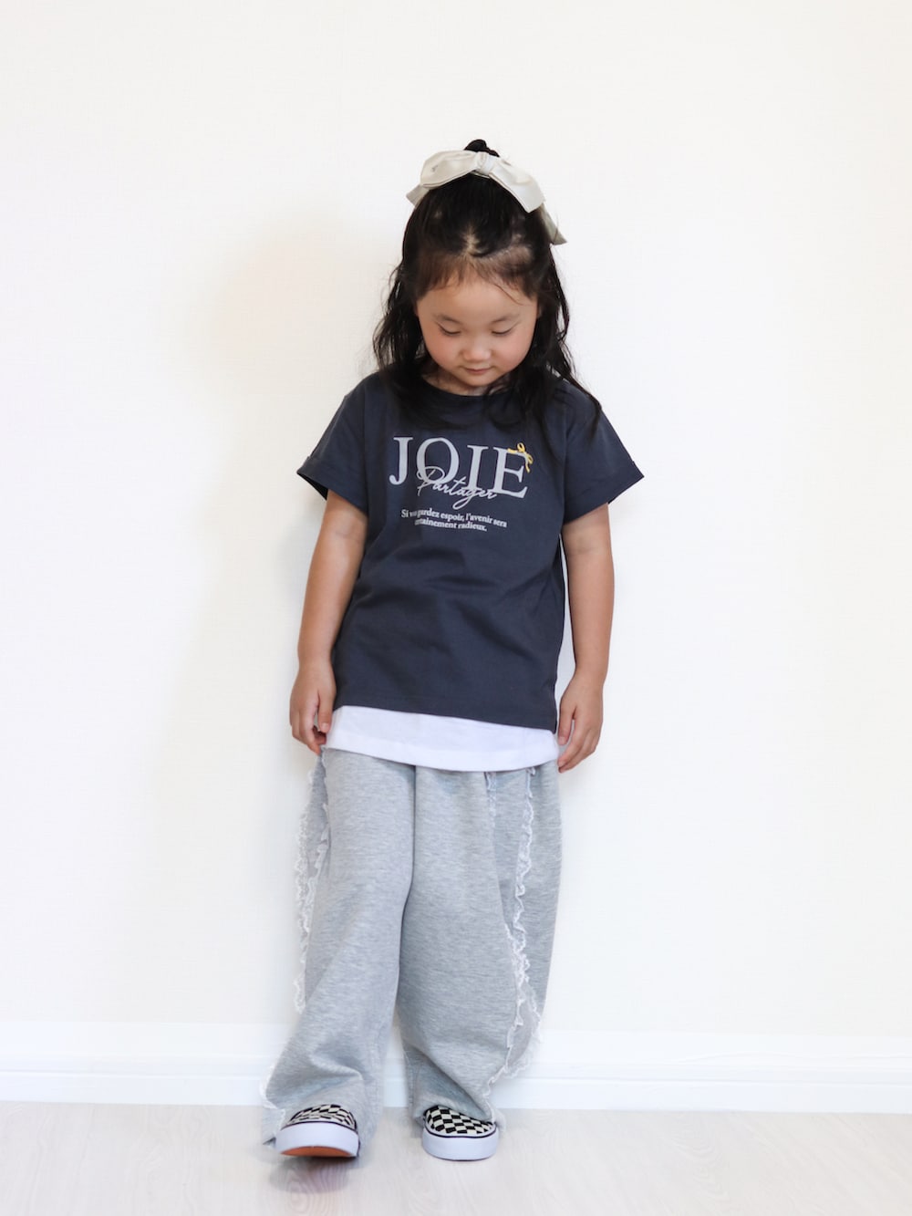 グレー系のTシャツ/カットソー、グレー系のスウェットパンツ、ブラック系のスニーカーを着用したキッズの秋コーディネートの2枚目の写真