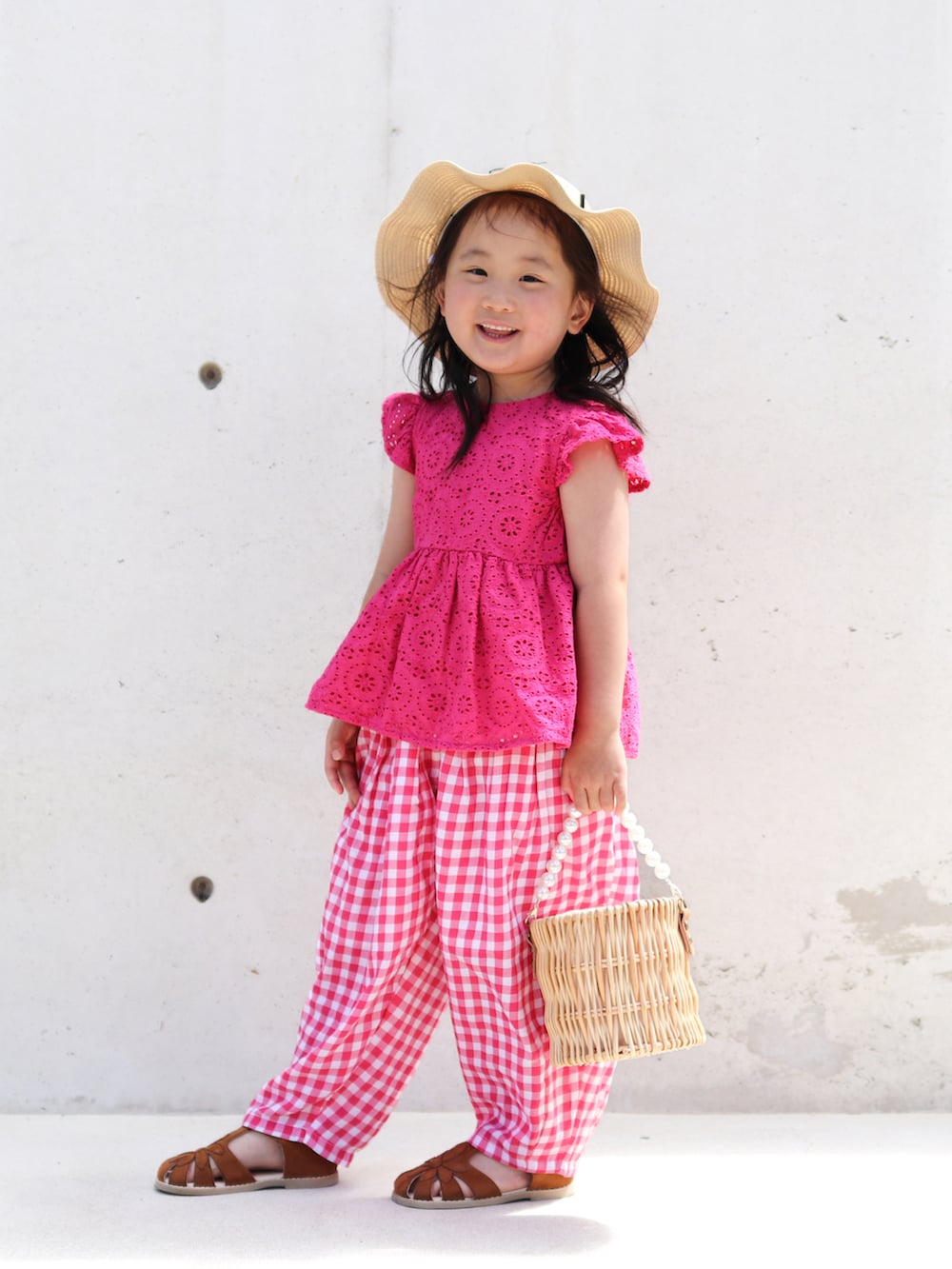 その他のかごバッグ、イエロー系のサンダル、ピンク系のシャツ/ブラウスを着用したキッズの夏コーディネートの2枚目の写真