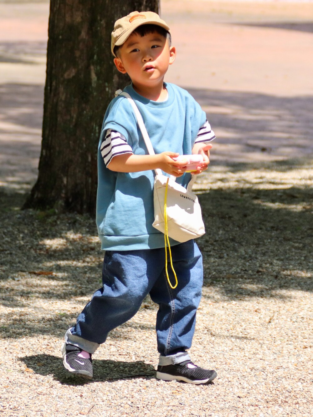 ブラック系のTシャツ/カットソー、ブルー系のTシャツ/カットソー、ブルー系のデニムパンツを着用したキッズの春コーディネートの3枚目の写真