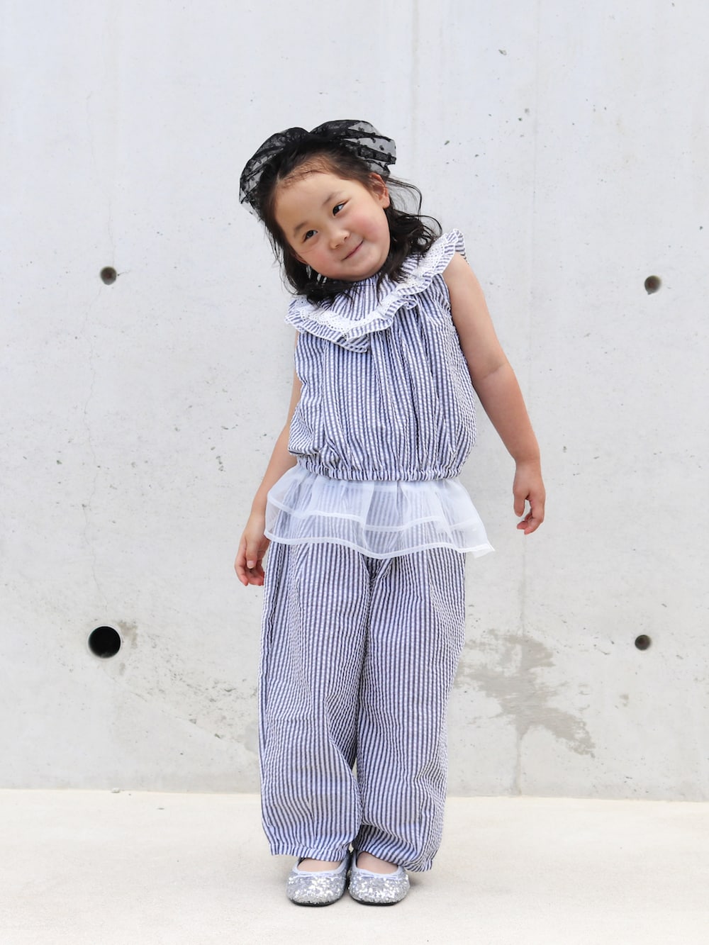 ブラック系のシャツ/ブラウス、グレー系のその他パンツ、シルバー系のバレエシューズを着用したキッズの夏コーディネートの4枚目の写真