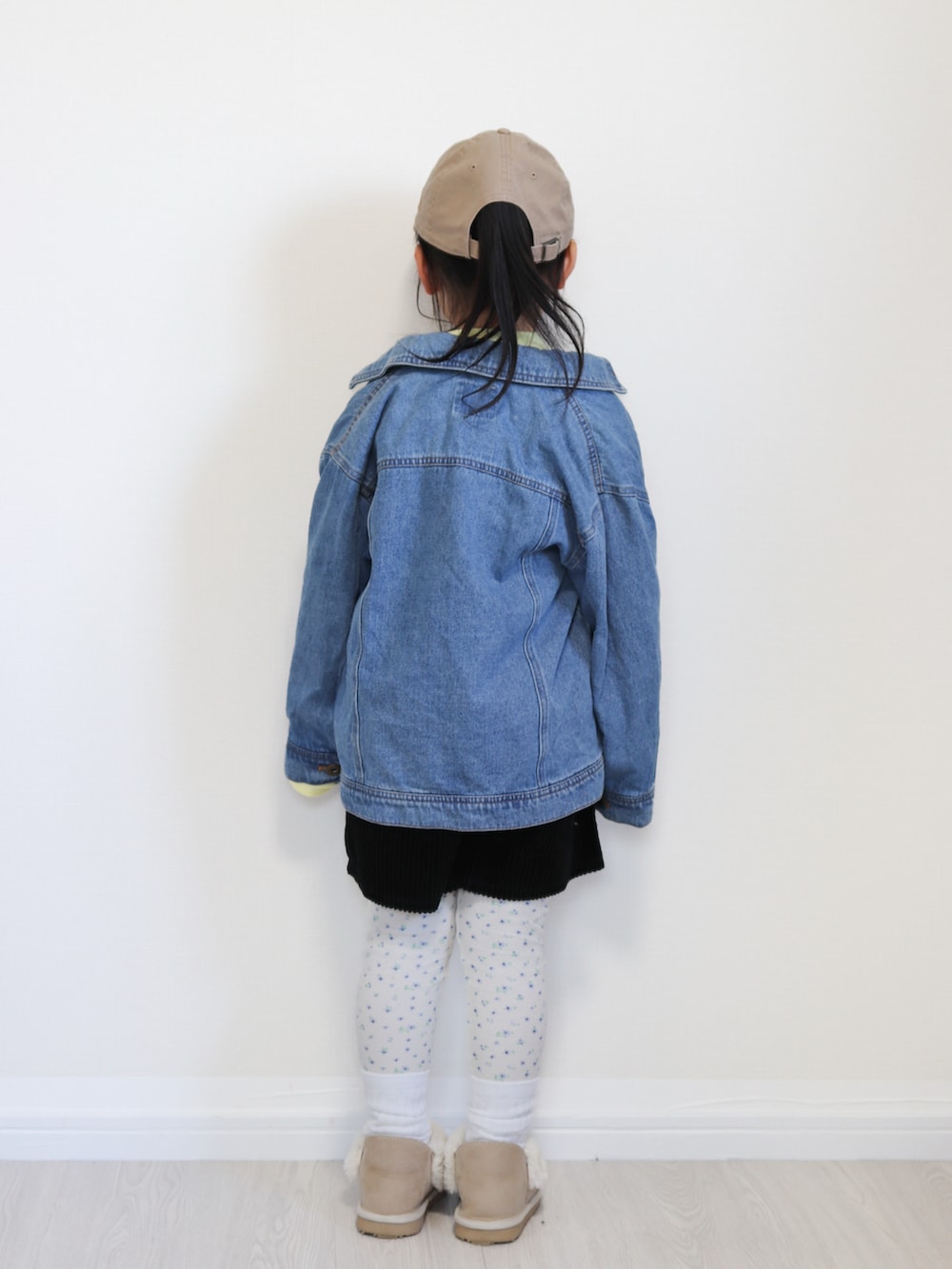 ベージュ系のブーツ、イエロー系のTシャツ/カットソー、ブラック系のその他パンツを着用したキッズの冬コーディネートの3枚目の写真
