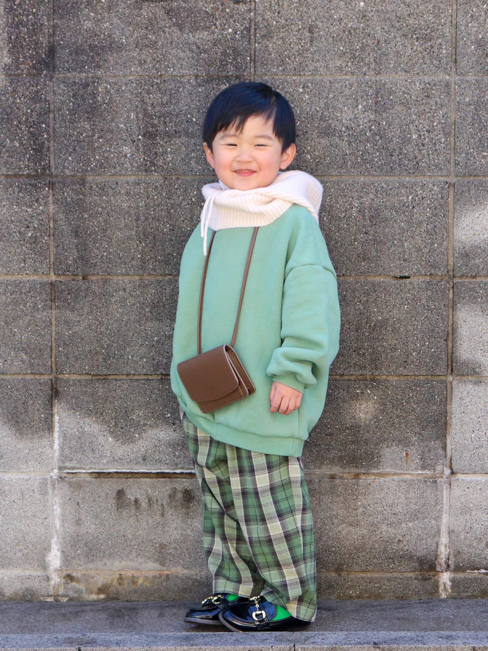グリーン系のスウェット、グリーン系のその他パンツ、ブラック系のローファーを着用したキッズの冬コーディネートの3枚目の写真