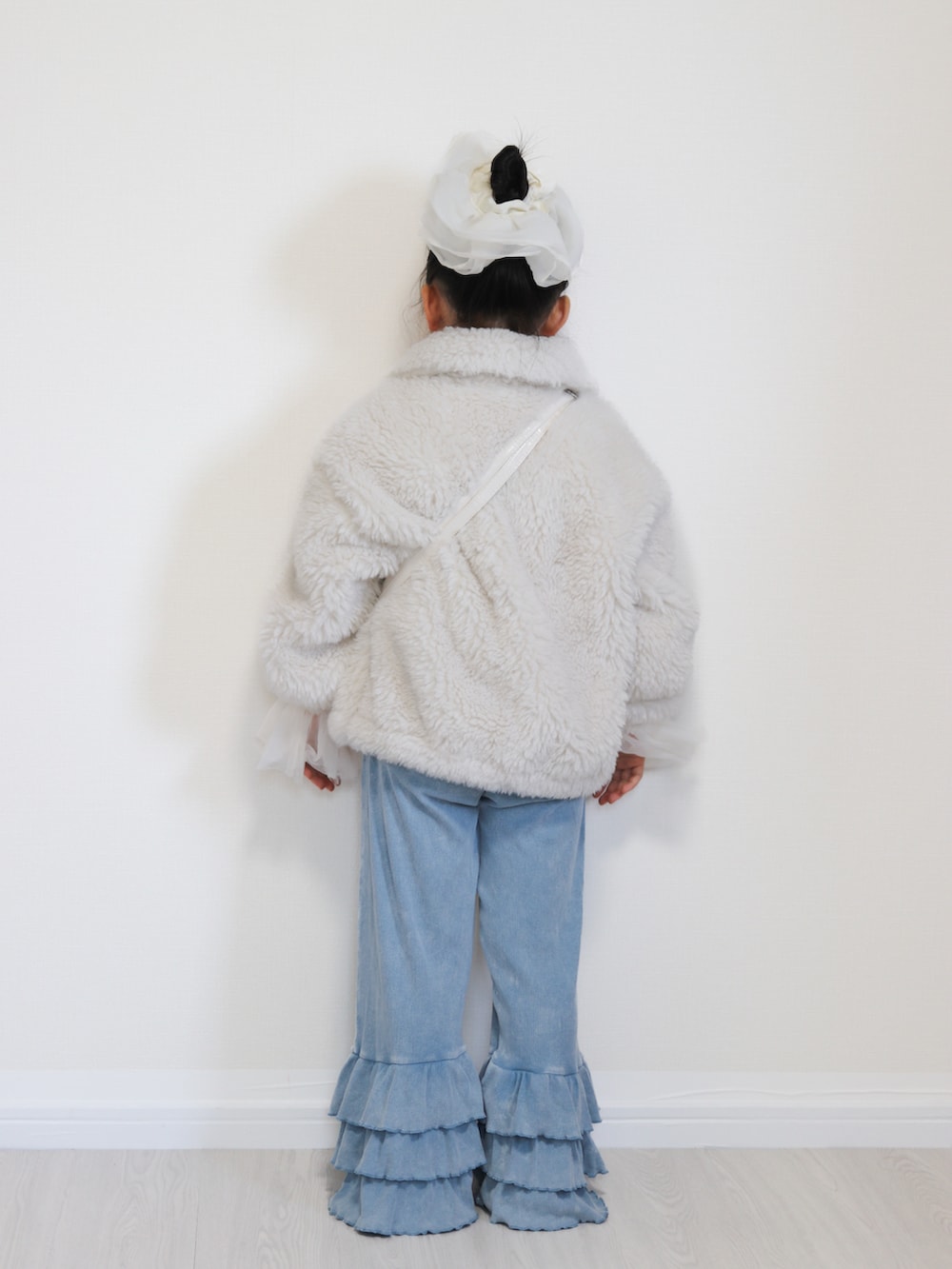 ホワイト系のTシャツ/カットソー、ブルー系のその他パンツ、ホワイト系のショルダーバッグを着用したキッズの冬コーディネートの3枚目の写真