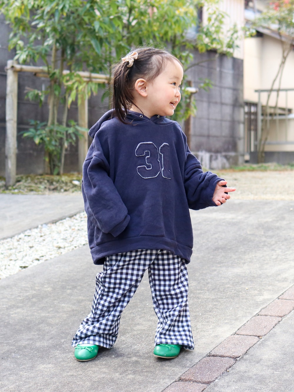 ブルー系のパーカー、その他のその他パンツ、グリーン系のバレエシューズを着用したキッズの冬コーディネートの2枚目の写真