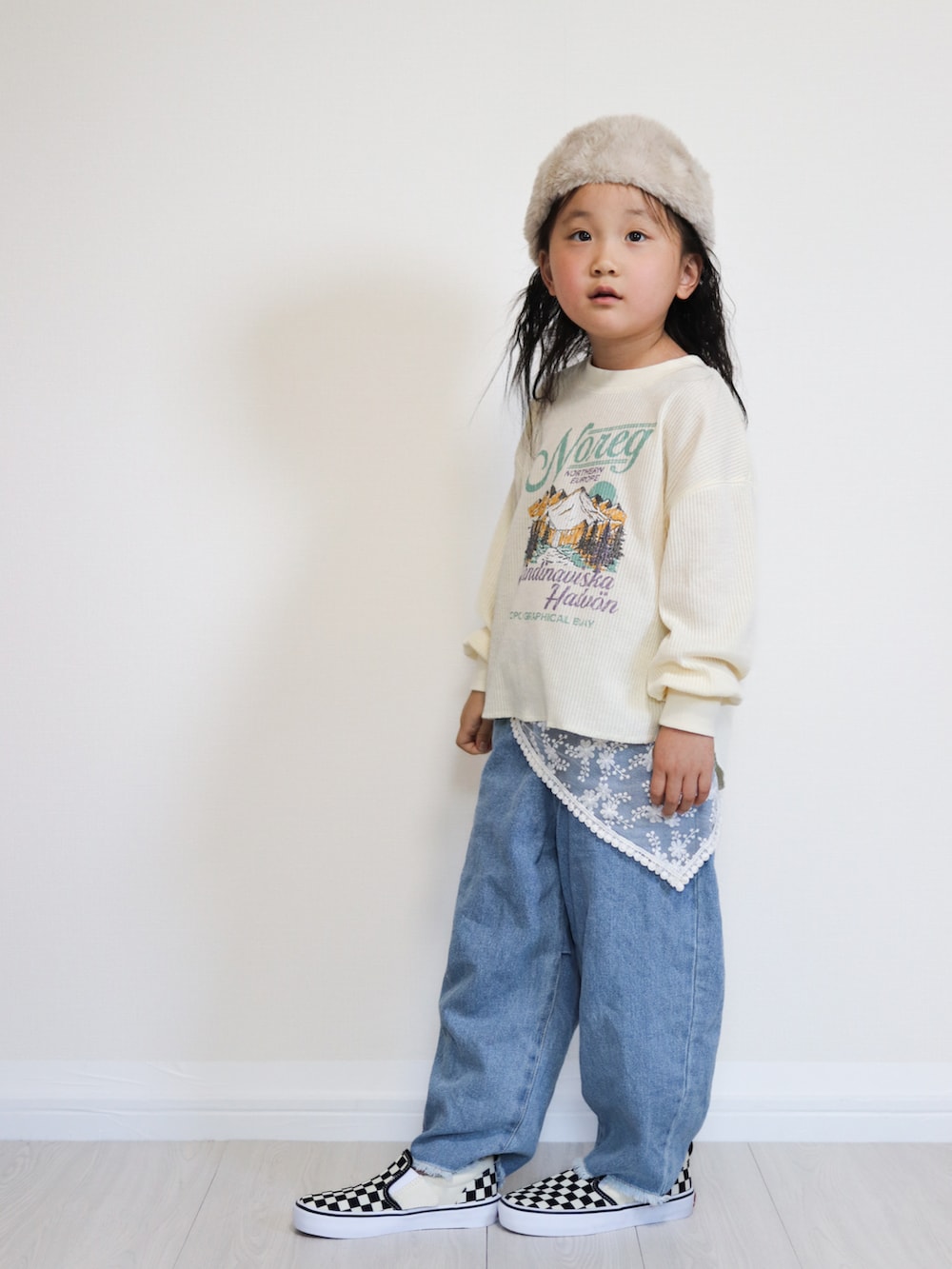 ホワイト系のTシャツ/カットソー、ブルー系のデニムパンツ、ブラック系のスニーカーを着用したキッズの秋コーディネートの2枚目の写真