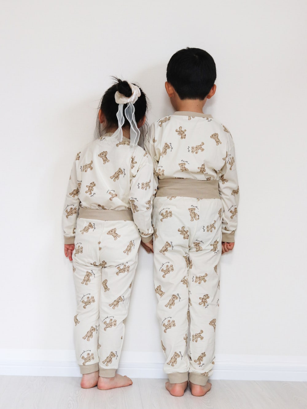 ベージュ系のルームウェア/パジャマ、ベージュ系のルームウェア/パジャマを着用したキッズの春コーディネートの4枚目の写真