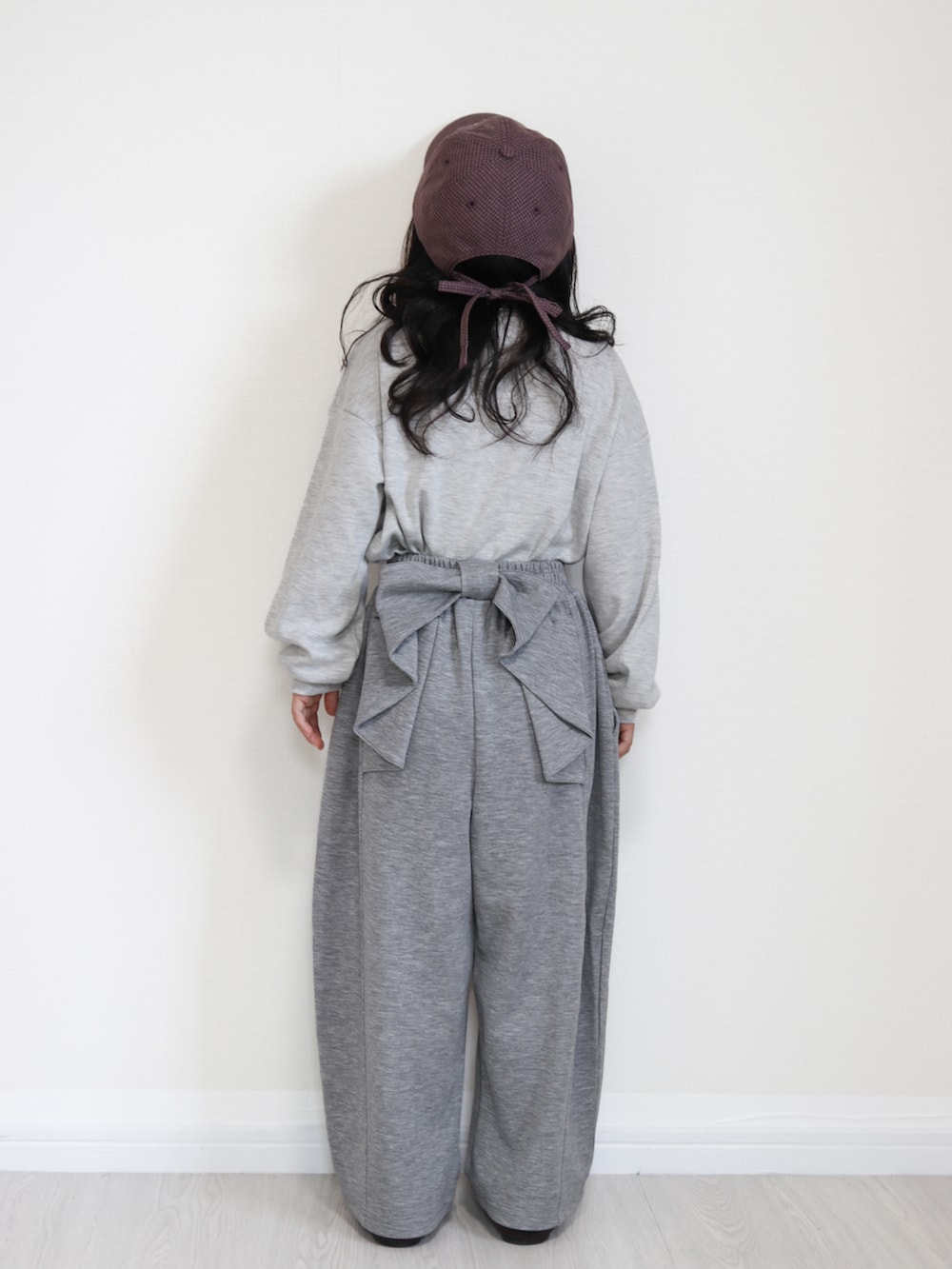グレー系のTシャツ/カットソー、グレー系のスウェットパンツ、ブラウン系のシューズを着用したキッズの秋コーディネートの4枚目の写真