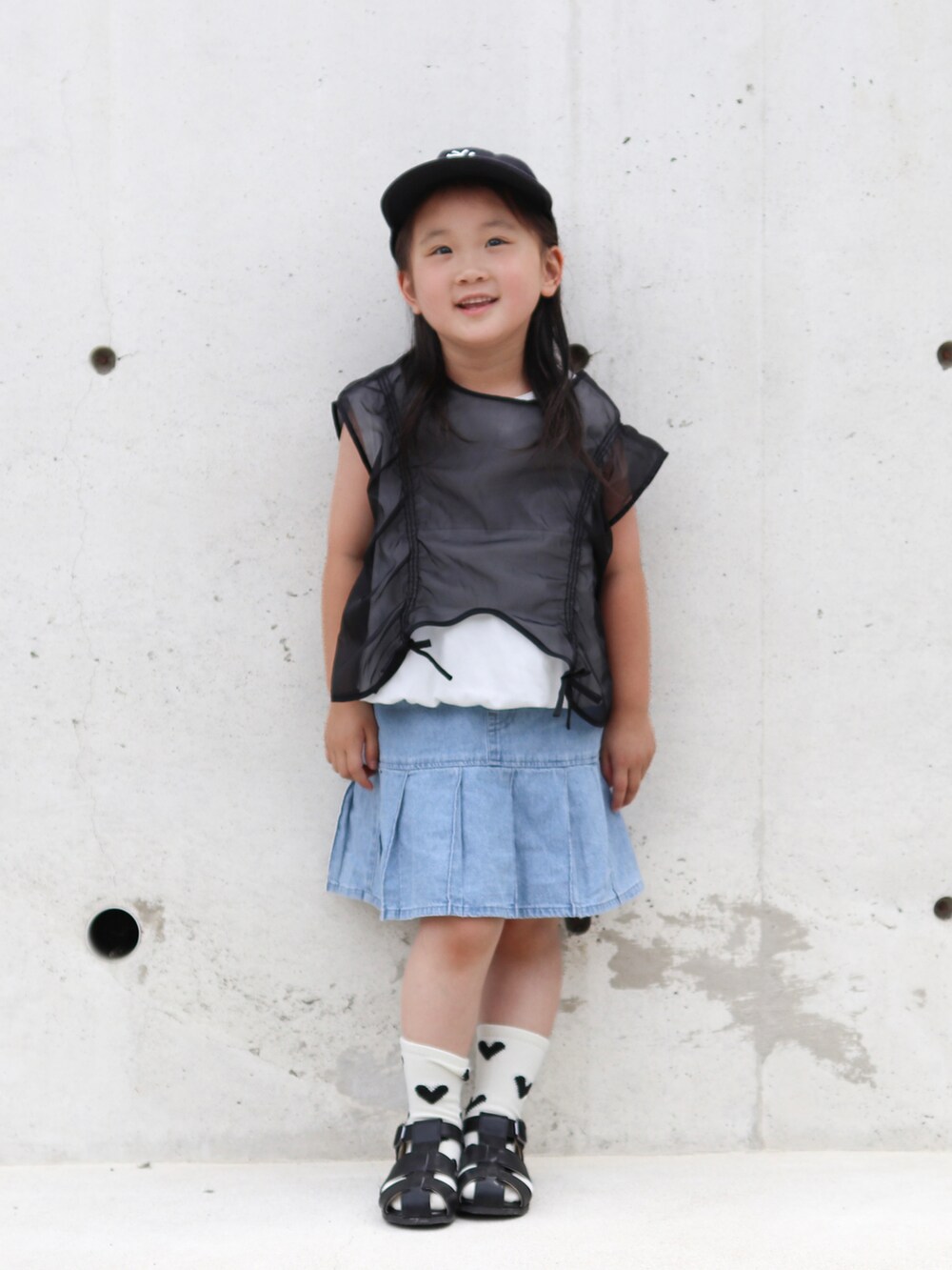 ホワイト系のTシャツ/カットソー、ブラック系のシャツ/ブラウス、ブルー系のデニムスカートを着用したキッズの春コーディネートの2枚目の写真