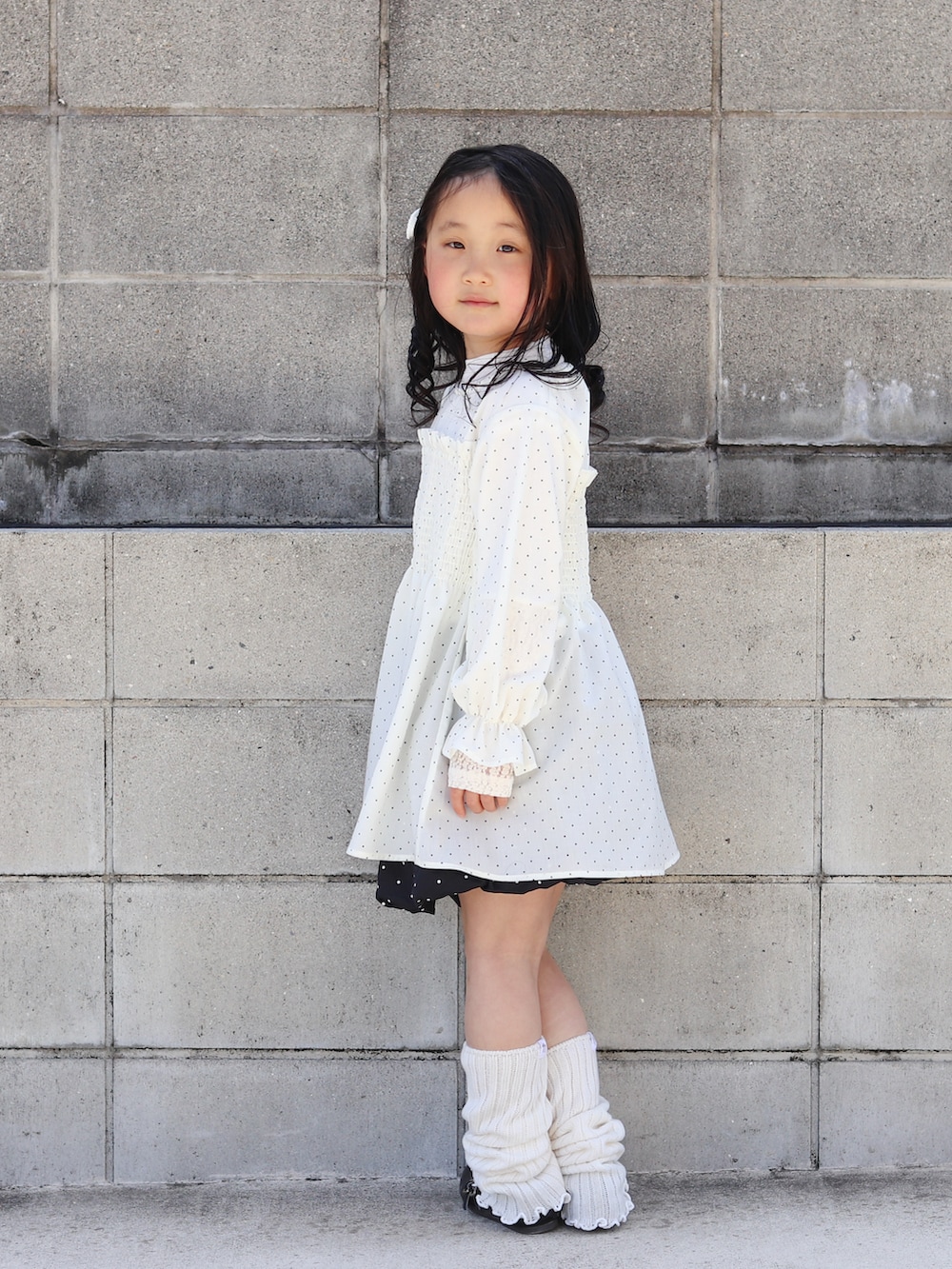 ホワイト系のシャツ/ブラウス、ホワイト系のTシャツ/カットソー、ブラック系のスカートを着用したキッズの春コーディネートの4枚目の写真
