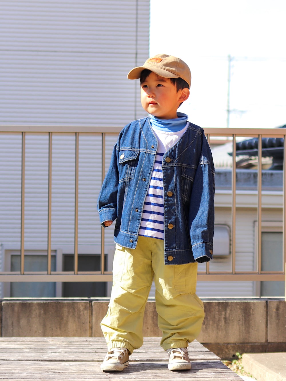 ブルー系のデニムジャケット、ブルー系のTシャツ/カットソー、ブルー系のTシャツ/カットソーを着用したキッズの冬コーディネートの2枚目の写真