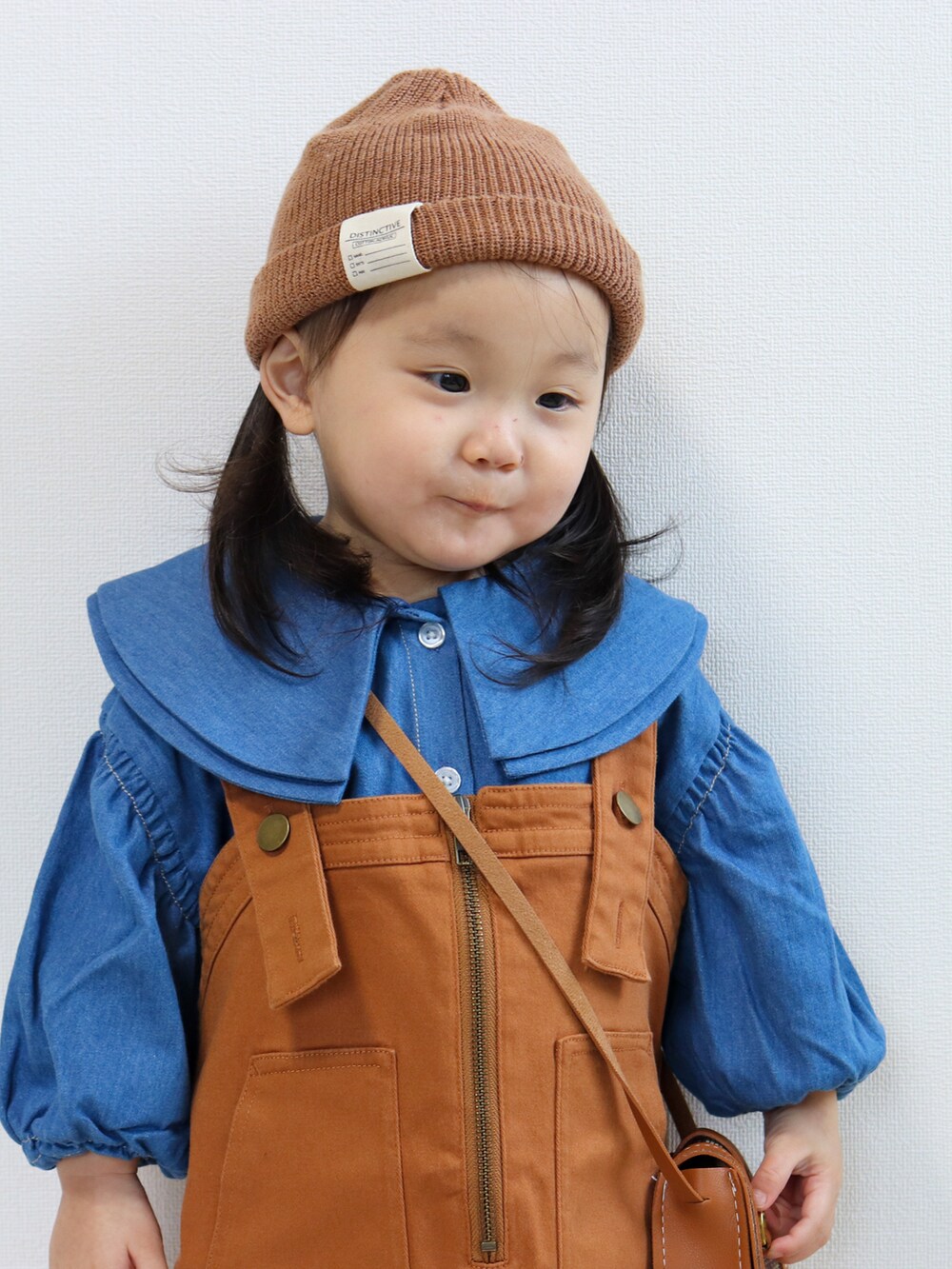 ブルー系のシャツ/ブラウス、イエロー系のジャンパースカート、ブラック系のその他シューズを着用したキッズの秋コーディネートの3枚目の写真