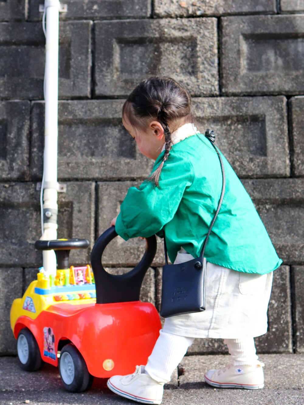 グリーン系のシャツ/ブラウス、ホワイト系のニット/セーター、ホワイト系のその他パンツを着用したキッズの冬コーディネートの3枚目の写真