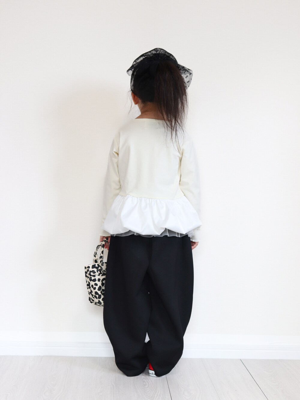 レッド系のスニーカー、ホワイト系のTシャツ/カットソー、ブラック系のスウェットパンツを着用したキッズの夏コーディネートの4枚目の写真