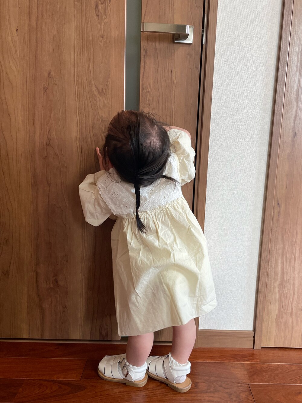 ホワイト系のワンピース、ホワイト系のサンダルを着用したキッズの春コーディネートの5枚目の写真