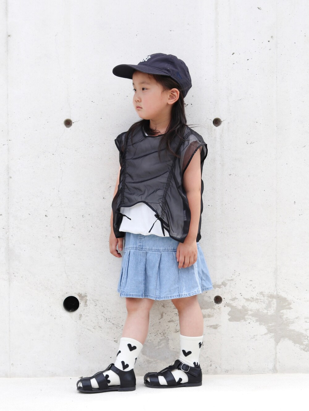 ホワイト系のTシャツ/カットソー、ブラック系のシャツ/ブラウス、ブルー系のデニムスカートを着用したキッズの春コーディネートの3枚目の写真