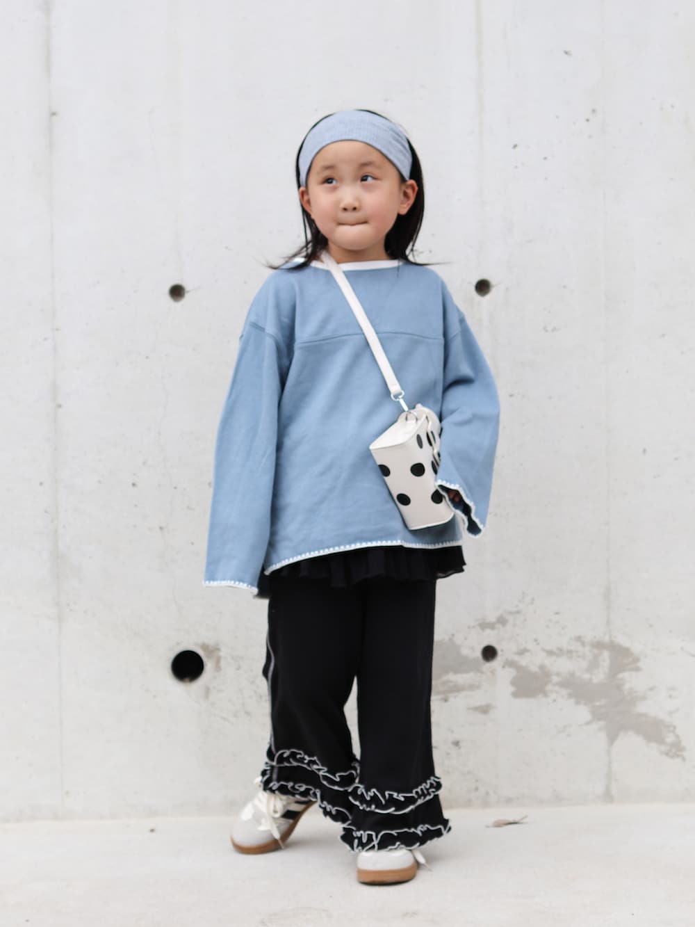 ブルー系のTシャツ/カットソー、ブラック系のスウェットパンツ、ホワイト系のスニーカーを着用したキッズの秋コーディネートの2枚目の写真