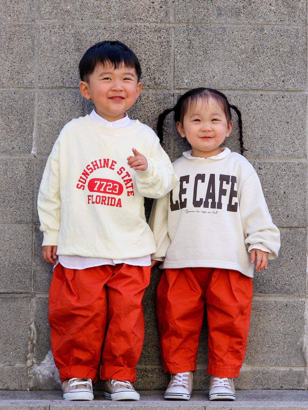 ホワイト系のスウェット、ホワイト系のシャツ/ブラウス、オレンジ系のその他パンツを着用したキッズの冬コーディネートの2枚目の写真