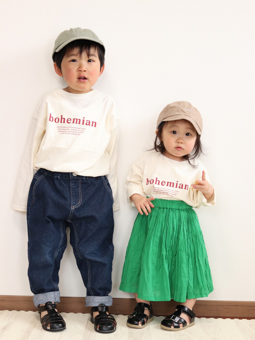 ホワイト系のTシャツ/カットソー、ブルー系のデニムパンツ、ブラック系のサンダルを着用したキッズの春コーディネートの2枚目の写真