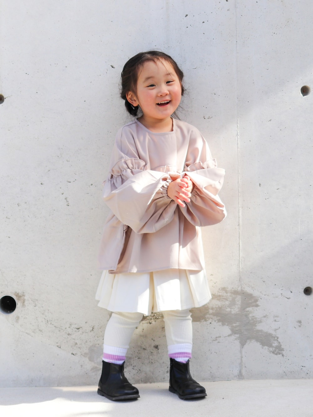 ベージュ系のシャツ/ブラウス、グレー系のスカート、ブラック系のブーツを着用したキッズの冬コーディネートの3枚目の写真